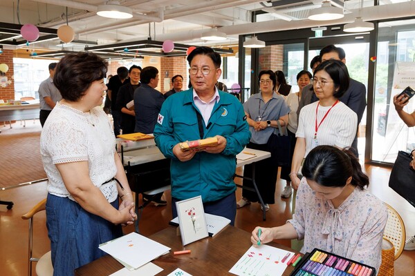 마포여성동행센터에 방문해 주민과 소통하는 박강수 마포구청장 ⓒ마포구
