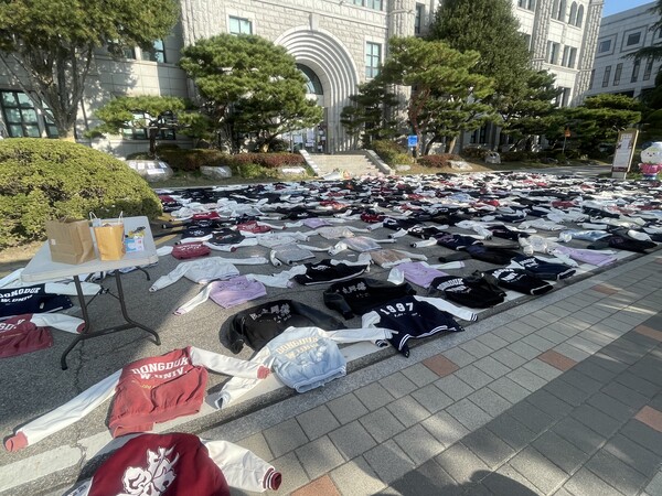 12일 오전 서울 성북구 동덕여자대학교에서 학교 측의 남녀공학 전환 추진에 반발하는 학생들이 항의의 의미로 벗어 놓은 학교 점퍼가 본관 앞을 가득 메우고 있다.  ⓒ신미정 기자