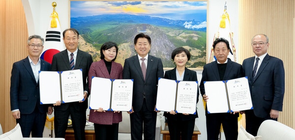 22일 제주도지사(가운데) 신규 감사위원 4명에게 위촉장을 수여하고 기념촬영을 하고 있다. ⓒ제주도