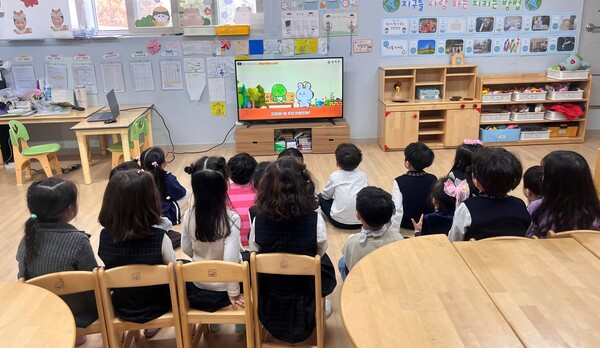 강서구 지역 내 유치원생들이 장애인식개선을 위한 교육영상을 시청하고 있는 모습ⓒ강서구
