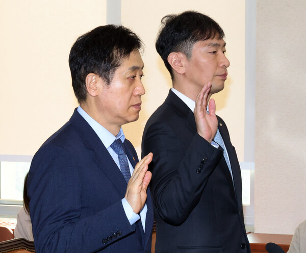 국회 정무위원회에서 김주현 금융위원장과 이복현 금융감독원장이 증인선서를 하고 있다.  ⓒ연합뉴스