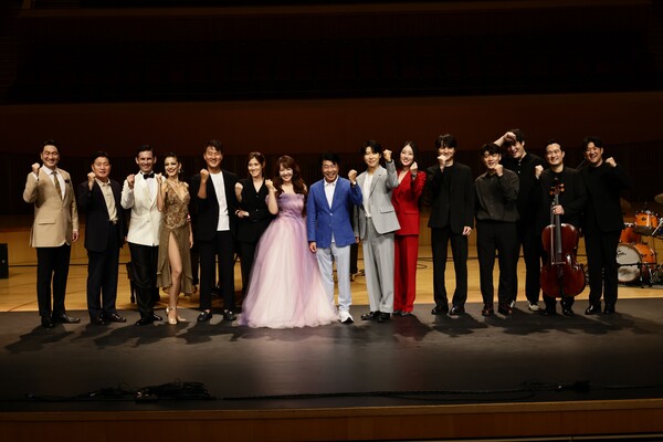 지난 8월 열린 'Happy Summertime Concert'서 기념 촬영하는 출연진과 서강석 구청장(가운데) 모습 ⓒ송파구