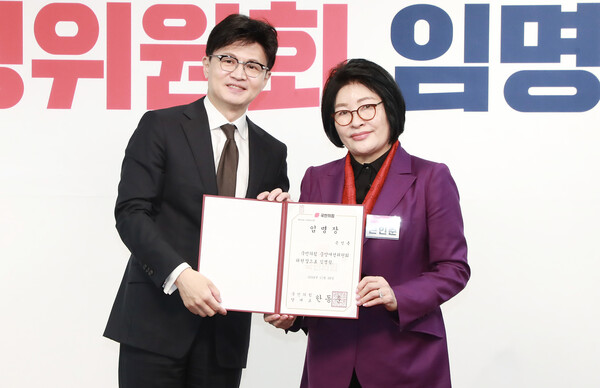 국민의힘 한동훈 대표가 28일 오전 서울 여의도 당사에서 열린 중앙여성위원회 임명장 수여식에서 손인춘 위원장에게 임명장을 전달한 뒤 기념 촬영을 하고 있다. ⓒ국민의힘