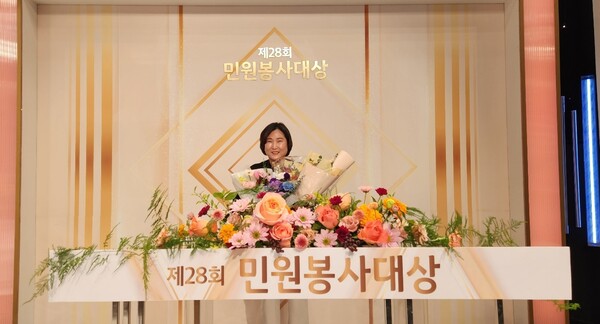 지난 11월 21일 ‘제28회 민원봉상대상’에서 본상을 수상한 김윤경 민원행정팀장 ⓒ송파구