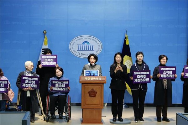 서미화 더불어민주당 의원은 3일 국회 소통관에서 기자회견을 개최해 “장애여성은 여성으로서 그리고 장애인으로서 교차적인 차별과 불평등 속에 살아가고 있다”고 장애여성지원법안 발의 배경을 설명했다.ⓒ서미화 의원실