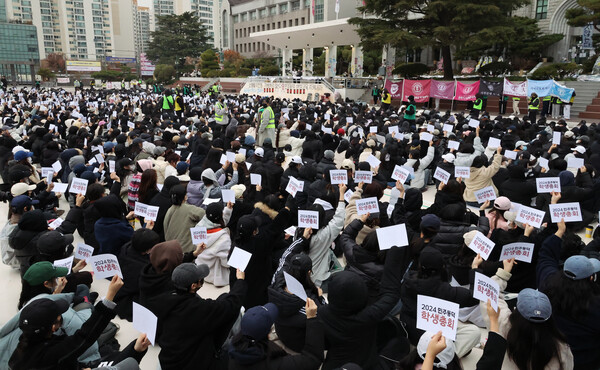 동덕여대가 공학 전환을 논의했다고 알려지며 학생들이 반대 시위를 이어가고 있는 11월 20일 오후 서울 성북구 동덕여대 학생들이 교내 운동장에서 학생총회를 열고 '동덕여대의 공학 전환'과 관련 찬반투표를 하고 있다. ⓒ연합뉴스