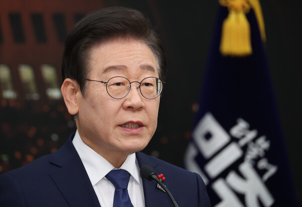 이재명 더불어민주당 대표가 6일 오전 국회에서 비상계엄 사태 관련 특별성명을 발표하고 있다. ⓒ연합뉴스