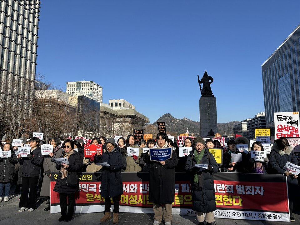 정영애 여성가족부 전 장관과 정영훈 한국여성연구소 소장, 추은지 한국YWCA연합회 활동가, 김희경 수원여성회 상임대표가 여성계 시국선언문을 낭독하고 있다. ⓒ김세원 기자