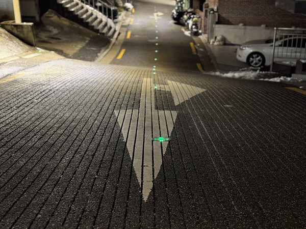 양천구내 골목길 등 안전 취약구역 도로 표지병(바닥조명) 설치 모습 ⓒ양천구