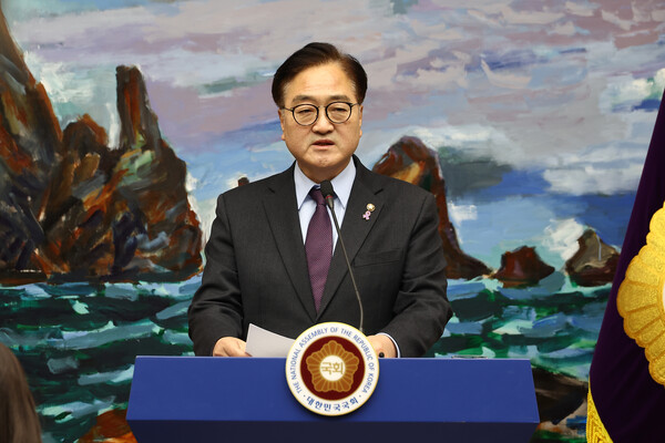 우원식 국회의장이 6일 서울 국회 접견실에서 긴급 담화문을 발표하고 있다. ⓒ연합뉴스