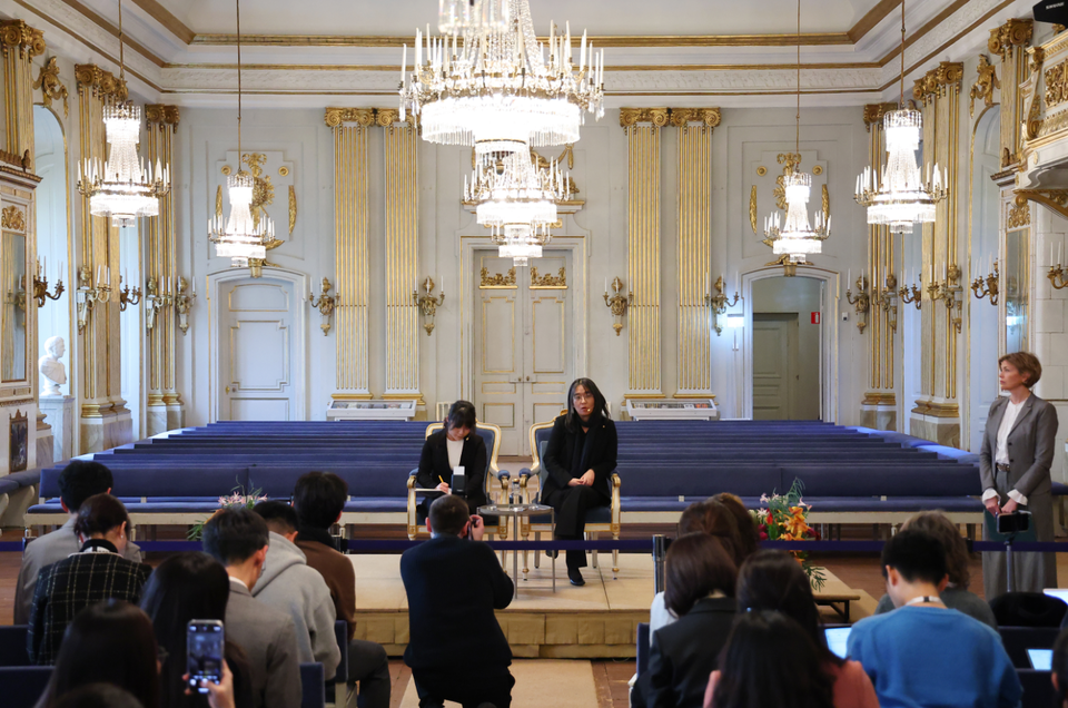 2024 노벨문학상 수상자인 한강 작가가 6일(현지시간) 스웨덴 스톡홀름 노벨상박물관에서 기자회견을 하고 있다. ⓒ연합뉴스