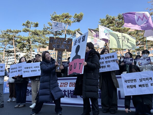 7일 토요일 낮 12시 서울 여의도 이룸센터 앞에서 ‘윤석열 퇴진! 페미니스트 투쟁 선포 기자회견 및 긴급행동’에 참여자들이 퍼포먼스를 선보이고 있다. ⓒ신다인 기자