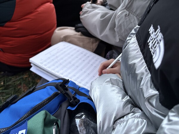 아직 입시가 끝나지 않은 고등학교 3학년 김모씨는 집회에 참석해서 문제집을 풀었다. ⓒ신다인 기자