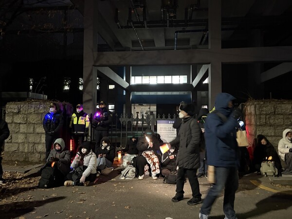 대학생들이 국회 담벼락을 감시하고 있다. ⓒ신다인 기자