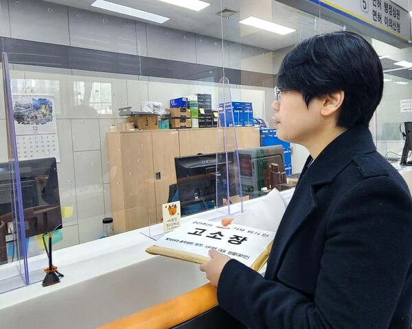 법률대리인 이경하 변호사가 이날 서울 종로구 서울경찰청 ⓒ이경하 법률사무소