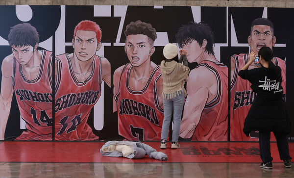 영화 ‘더 퍼스트 슬램덩크’가 300만 관객을 돌파한 2023년 2월 16일 서울 시내 한 영화관을 찾은 시민들이 슬램덩크 홍보물 앞에서 인증 사진을 찍고 있다.  ⓒ연합뉴스