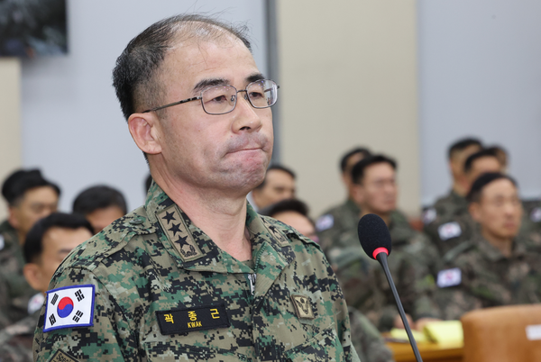 곽종근 육군 특수전사령관이 10일 오후 국회 국방위원회 전체회의에서 계엄 당시 윤석열 대통령과의 통화내용을 공개하며 굳은 표정을 짓고 있다.  ⓒ연합뉴스