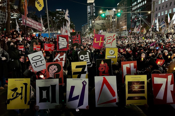 지난 7일 심미섭 페미당당 활동가는 단상에서 여성혐오적 언행이 동료 시민을 불쾌하게 만들고 여성과 소수자가 집회라는 공간을 떠나게 한다며 광장에 페미니즘이 필요하다고 얘기했다. ⓒ페미당당