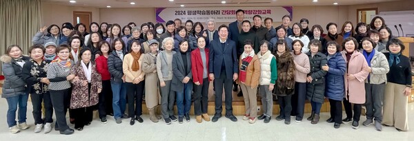 지난 10일 '2024 평생학습동아리 간담회 및 역량강화교육'을 마치고 원강수(가운데) 시장과 참석자들이 기념 사진을 찍고 있다. ⓒ원주시