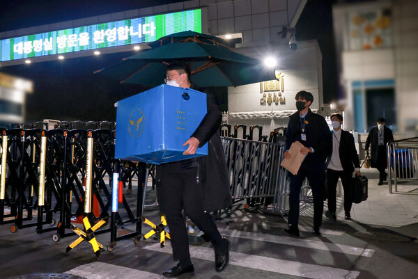 '12·3 비상계엄 사태' 수사를 위해 대통령실 압수수색에 나선 경찰 국가수사본부(국수본) 관계자들이 11일 저녁 서울 용산 대통령실 민원실을 나서며 압수물 박스와 포렌식 장비를 옮기고 있다. ⓒ연합뉴스