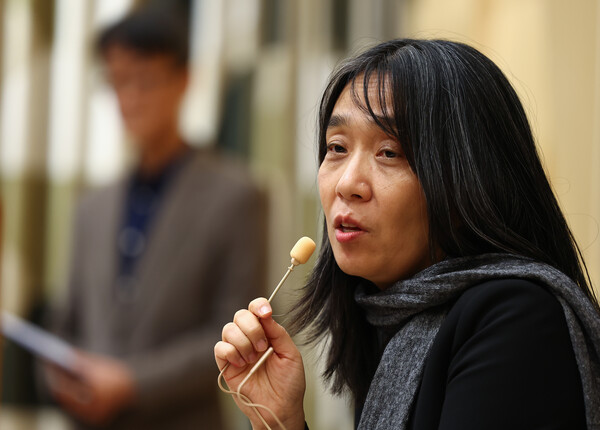 2024 노벨문학상 수상자인 한강 작가가 11일(현지시각) 스웨덴 스톡홀름의 한 출판사에서 열린 기자간담회에서 기자들의 질문에 답하고 있다. ⓒ연합뉴스