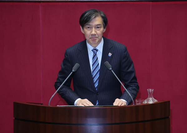 조국혁신당 조국 의원이 지난 11일 오후 국회 본회의에서 '윤석열 대통령 위헌적 비상계엄 선포 내란행위'와 관련해 질문하고 있다. ⓒ연합뉴스