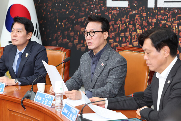 더불어민주당 김민석 최고위원이 지난 8일 오전 서울 여의도 국회에서 열린 기자간담회에서 "내란사태의 신속하고 근본적인 종결을 위한 민주당의 입장"을 밝히고 있다. ⓒ연합뉴스