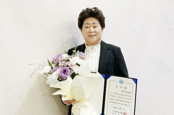 청송군여성단체협의회(회장 이영희)가 지난 11일 안동 스탠포드 호텔에서 열린 ‘2024년 여성단체협의회 사업평가회’에서 발전기금 사업부문 우수상을 수상했다. ⓒ청송군