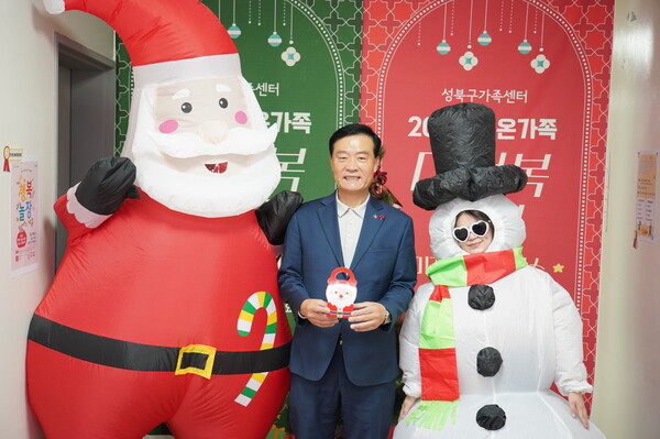 이승로 구청장이 지난 7일 '성북 온가족 다행복축제'에 참석해 기념사진을 찍고 있다. ⓒ성북구