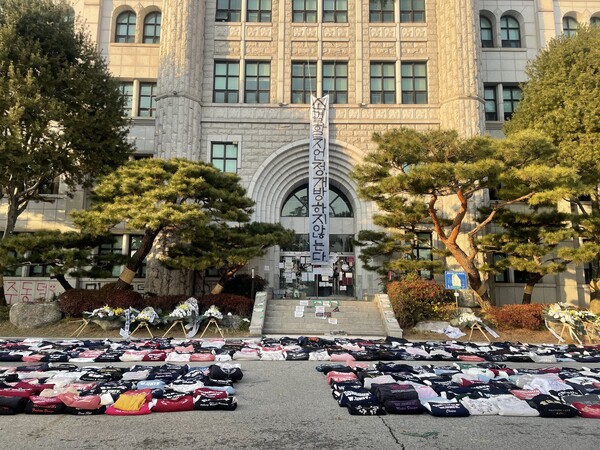 남녀 공학 전환에 반대하는 학생들이 동덕여자대학교 본관 앞에 놓아둔 학과 점퍼들. ⓒ신미정 기자