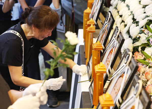 지난 7월 4일 오후 경기도 화성시청 아리셀 공장 화재 참사 추모 분향소에서 유가족들이 영정과 위패를 안치한 후 슬퍼하고 있다. ⓒ연합뉴스