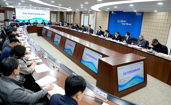 김영록 전라남도지사가 15일 오전 도청 서재필실에서 대통령 탄핵소추에 따른 ‘긴급 민생안정대책 회의’를 주재하고 주요 민생사업 신속 집행을 통한 민생경제 활성화를 당부하고 있다. ⓒ전남도