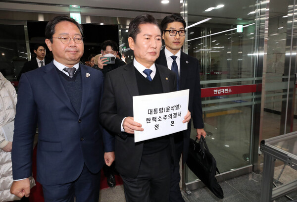 윤석열 대통령에 대한 탄핵소추안 재표결이 가결된 14일 오후 서울 종로구 헌법재판소에서 정청래 국회 법제사법위원장이 윤석열 대통령 탄핵소추의결서를 제출하기 위해 민원실로 들어서고 있다. ⓒ연합뉴스