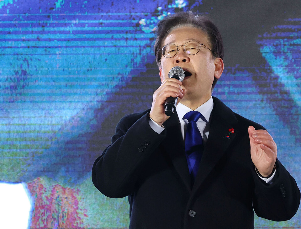 더불어민주당 이재명 대표가 윤석열 대통령 탄핵소추안이 가결된 14일 서울 여의도 국회 앞에서 열린 촛불대회에 참석해 감사인사를 하고 있다. ⓒ연합뉴스