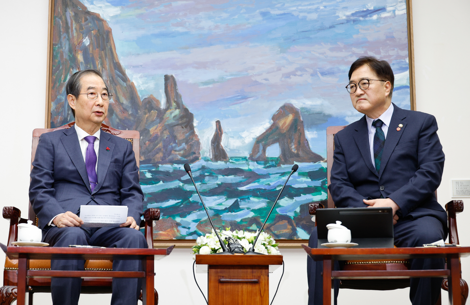 우원식 국회의장(오른쪽)과 한덕수 대통령 권한대행 국무총리가 15일 오후 국회에서 만나 대화하고 있다. ⓒ연합뉴스