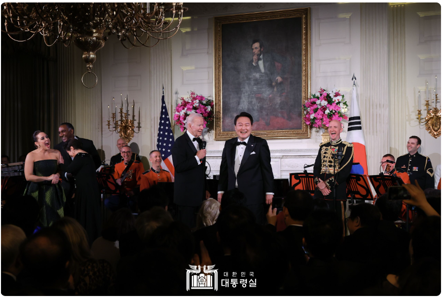 윤석열 대통령 부부는 2023년 4월 26일(현지시각) 미국 조 바이든 대통령 부부가 주최한 국빈 만찬에 참석했다. ⓒ대통령실 제공