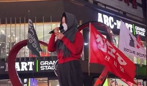 지난 12일 부산 서면에서 열린 윤석열 대통령의 탄핵 집회에서 자신을 노래방 도우미로 소개한 한 여성이 탄핵이후에도 “주변의 소외된 이들에게 관심을 가져달라”고 시민들에게 호소했다. ⓒX캡처