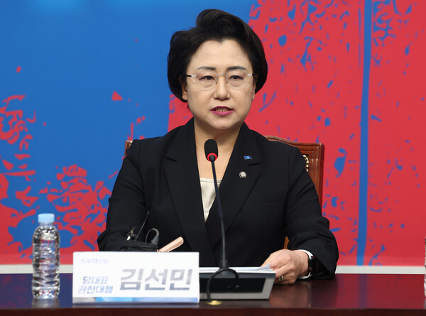 조국혁신당 김선민 당대표 권한대행이 13일 국회에서 열린 기자간담회에서 발언하고 있다. ⓒ연합뉴스