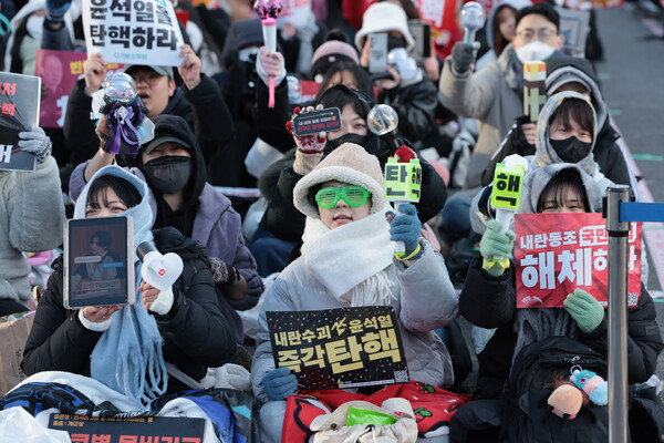 14일 서울 영등포구 여의도 국회 앞에서 열린 윤석열 대통령 탄핵 촉구 집회에서 참석자들이 구호를 외치고 있다. ⓒ연합뉴스