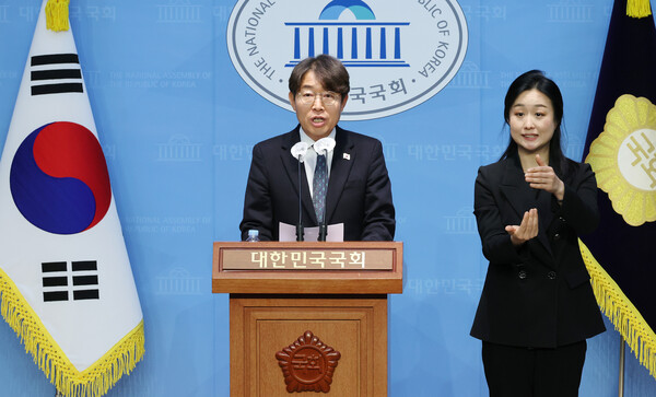 탄핵소추단 간사이자 대변인을 맡은 더불어민주당 최기상 의원이 19일 오후 국회 소통관에서 대통령 탄핵심판 사건 국회소추위원 법사위원장의 대리인 명단을 발표하고 있다. ⓒ연합뉴스