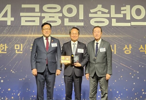 한국여성단체협의회 고문위원장인 진옥동 신한금융그룹 회장이 대한민국 금융대상 최고 영예인 ‘올해의 금융인상’을 19일 수상했다.ⓒ한국여성단체협의회