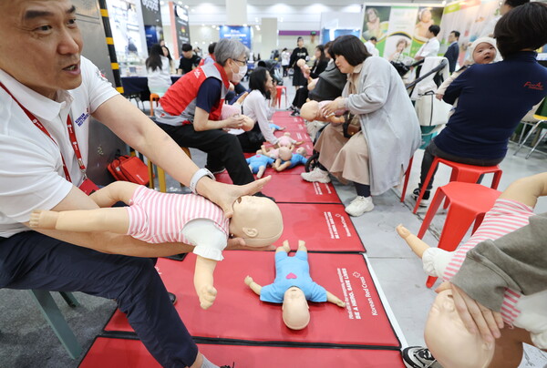 25일 서울 강남구 코엑스에서 열린 '코베 베이비페어'의 한 부스에서 관람객들이 아기 기도막힘 응급처치술을 배우고 있다. 2024.4.25  ⓒ연합뉴스