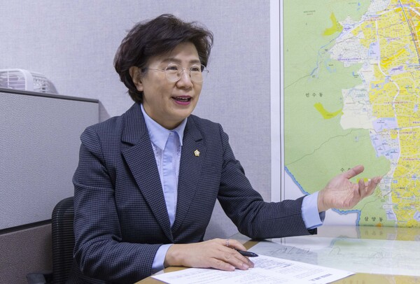 중증장애 딸을 가진 엄마로서 지역활동을 하다 정치에 입문해 기초의원의 길을 걷고 있는 강북구의회 최미경 의원(수유1동, 인수동, 우이동) ⓒ강북구의회
