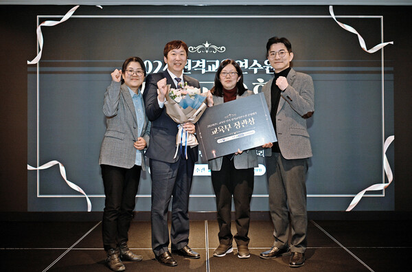 한국양성평등교육진흥원 직원들이 교육부장관상 수상 후 기념촬영을 하고 있다. ⓒ한국양성평등교육진흥원