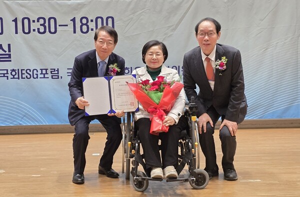 김경미 제주도의원(민주당, 제주시 삼양동․봉개동)이 23일 (사)한국ESG학회ㆍ전자신문이 공동 주최한 ‘제2회 한국ESG대상’ 의회 부문에서 ‘대상’을 수상하고 기념촬영을 하고 있다. ⓒ제주도의회