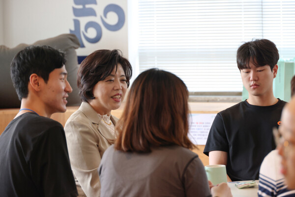 신계용 시장이 과천시 대학생 행정체험 연수 참가자들과 대화하고 있다. ⓒ과천시