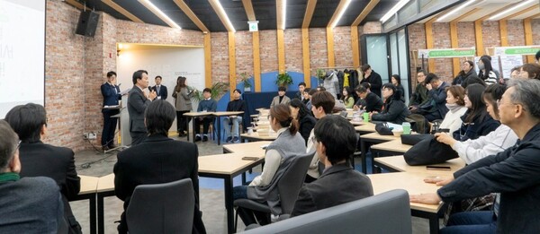 작년 12월 서대문청년창업센터에서 이성헌 구청장이 청년 벤처기업인들과 소통하는 모습 ⓒ서대문구