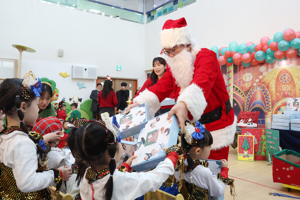 우원식 국회의장이 산타할아버지 복장으로 국회어린이집 어린이들에게 선물을 나눠주고 있는 있는 모습 ⓒ국회