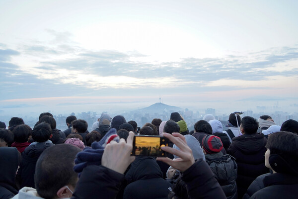 올해 1월 1일 안산에서 열린 해맞이 행사에서 참가자들이 일출을 기다리는 모습 ⓒ서대문구