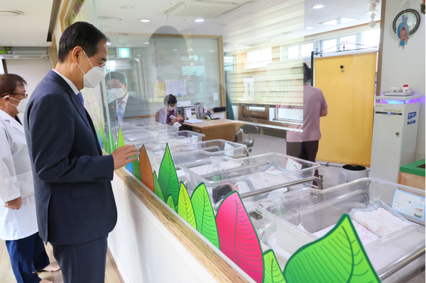 한덕수 국무총리가 29일 오전 전남 광양의 분만 산부인과인 광양 미래여성의원을 방문해 의료진과 산모를 격려하고 신생아실을 돌아보고 있다. ⓒ국무총리실 제공
